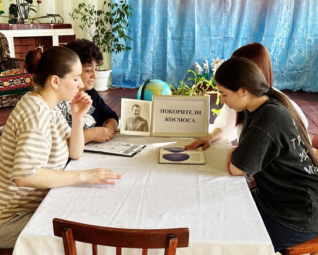 11 апреля в МБУК «Первомайский СДК» для старшеклассников проведен информационный час «Покорители космоса»